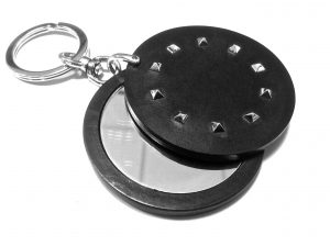 portachiavi in cuoio nero con borchie
